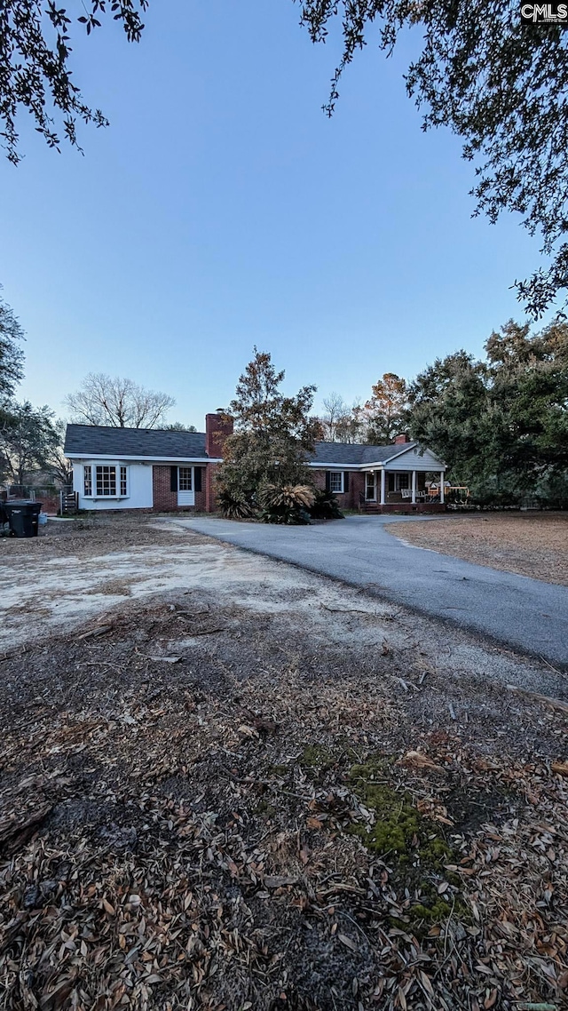 view of front of house featuring driveway