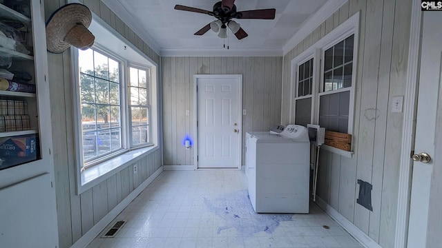 washroom featuring light floors, visible vents, a ceiling fan, laundry area, and independent washer and dryer