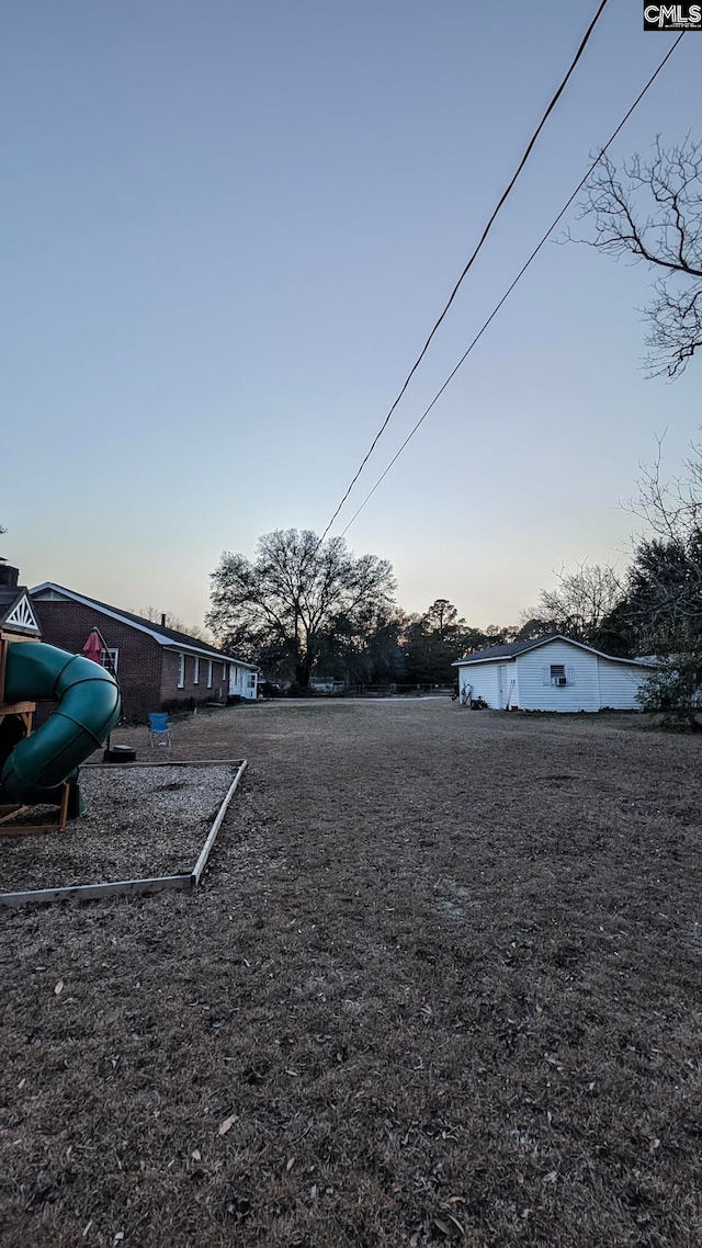 view of yard at dusk