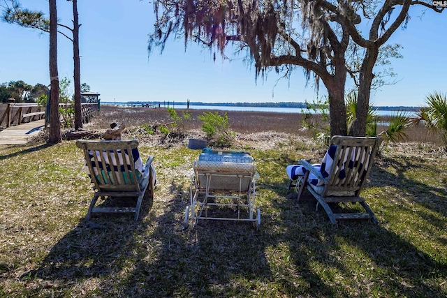 view of yard featuring a water view