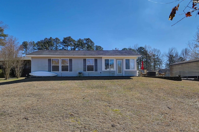 view of front of house featuring a front lawn