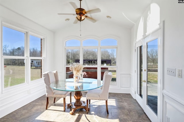 sunroom with vaulted ceiling and ceiling fan