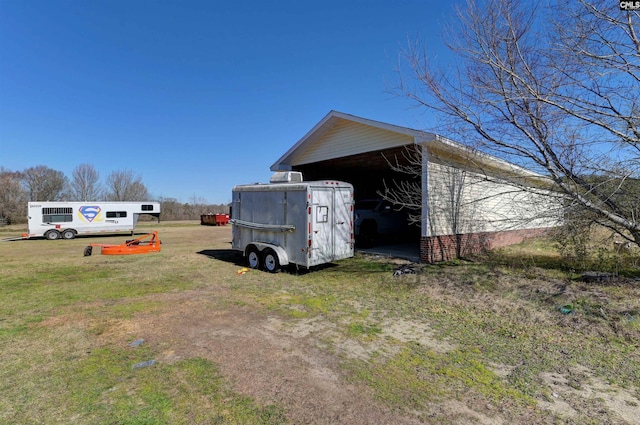 view of pole building featuring a yard