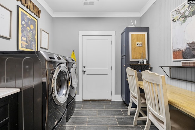 washroom featuring laundry area, visible vents, baseboards, ornamental molding, and separate washer and dryer