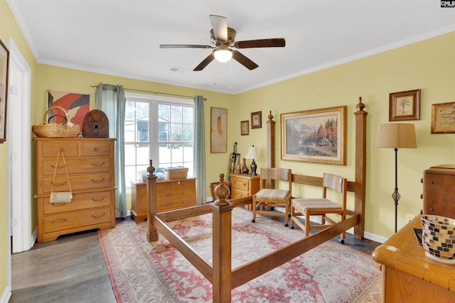 living area featuring light wood finished floors, visible vents, a ceiling fan, and crown molding