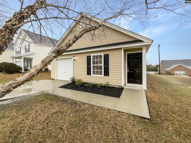 view of front of house featuring driveway, an attached garage, and a front yard