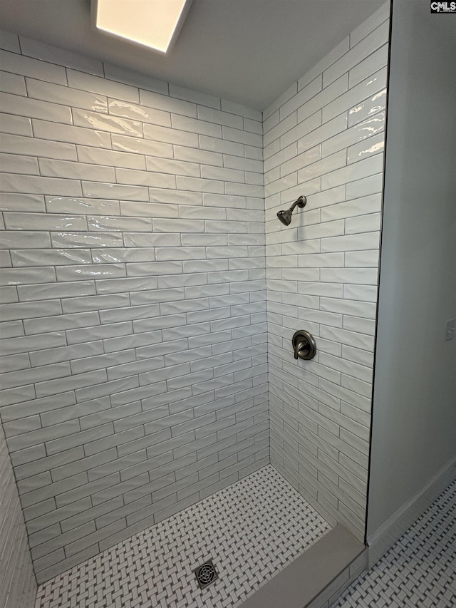 full bathroom featuring a tile shower