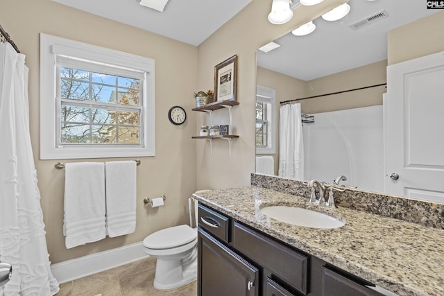 full bathroom featuring toilet, plenty of natural light, visible vents, and baseboards