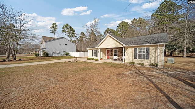 view of front facade with fence and a front lawn