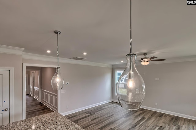 interior details featuring baseboards, visible vents, wood finished floors, crown molding, and recessed lighting