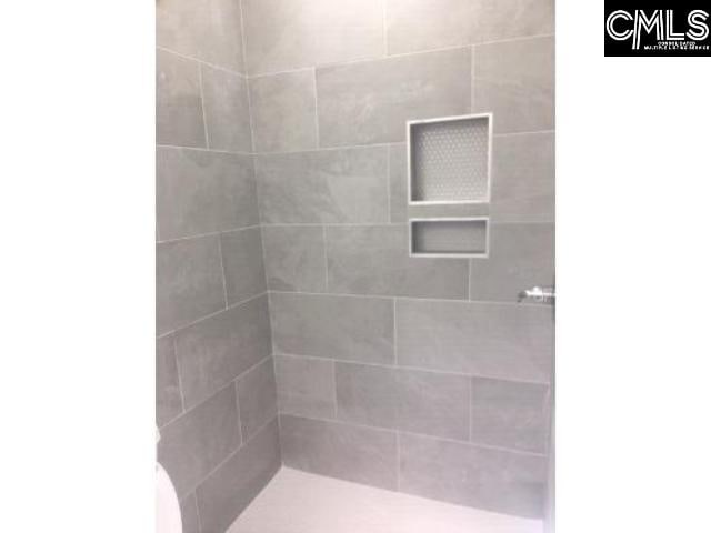 bathroom featuring tiled shower