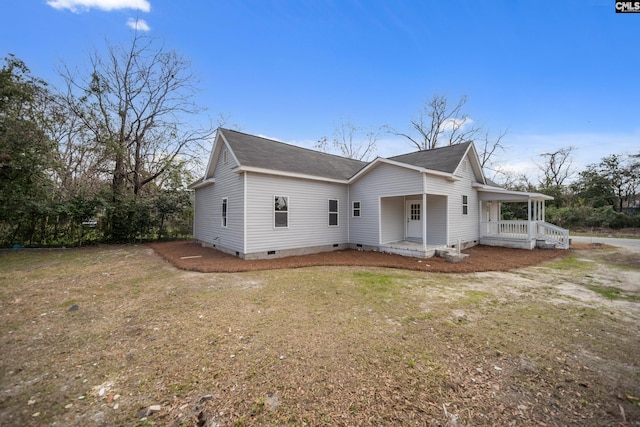 view of front facade with crawl space, a front lawn, and a porch