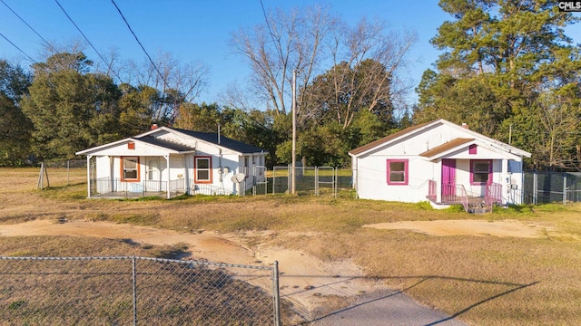 view of front of home featuring a porch and a fenced front yard