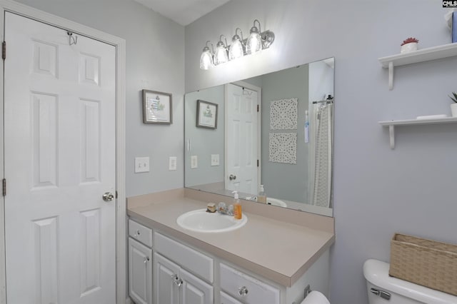 full bath with toilet, a shower with shower curtain, and vanity