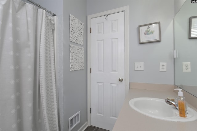 full bathroom with a sink, visible vents, and a shower with curtain