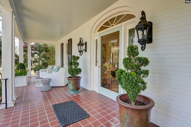 property entrance featuring a porch