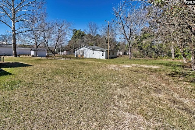 view of yard featuring an outbuilding