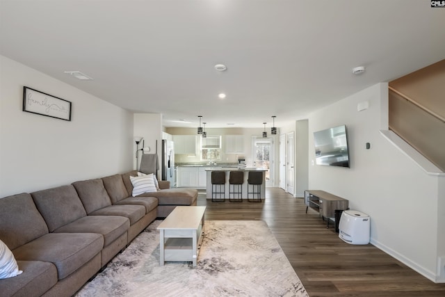 living area featuring recessed lighting, dark wood-style flooring, visible vents, and baseboards