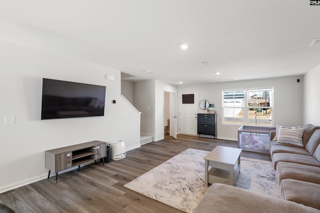 living room featuring recessed lighting, wood finished floors, visible vents, and baseboards