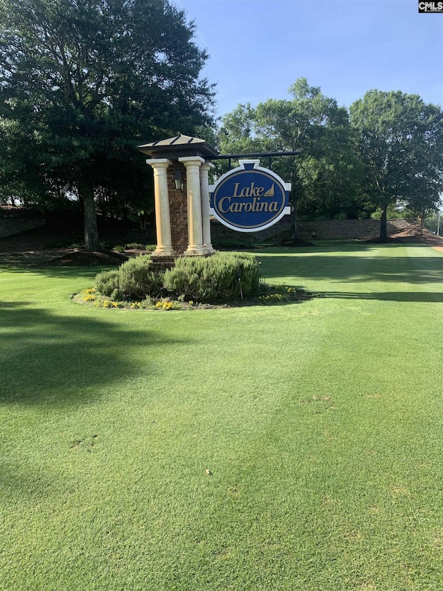 community sign with a yard