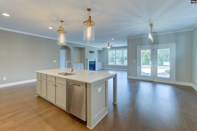 kitchen featuring crown molding, dark wood finished floors, open floor plan, a sink, and dishwasher