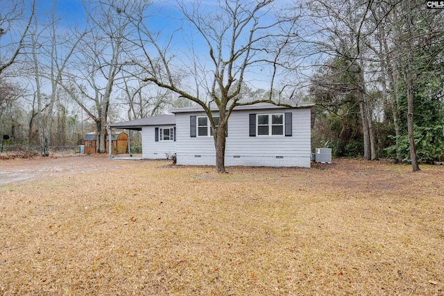 view of front of house featuring a front yard, crawl space, cooling unit, and fence