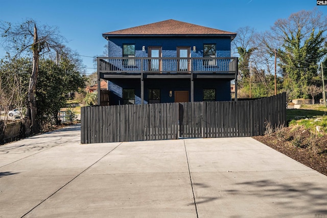 view of front of home featuring a fenced front yard