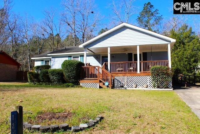 view of front of property featuring a porch and a front lawn