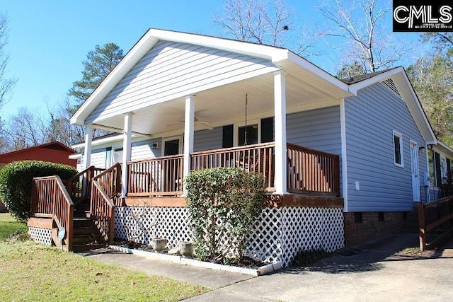 view of front of home featuring a porch, crawl space, and a ceiling fan