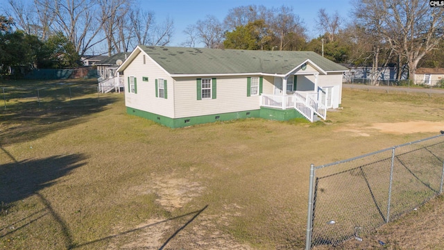 view of front of house featuring crawl space, fence, and a front lawn