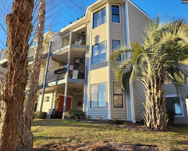 view of front facade featuring a front yard