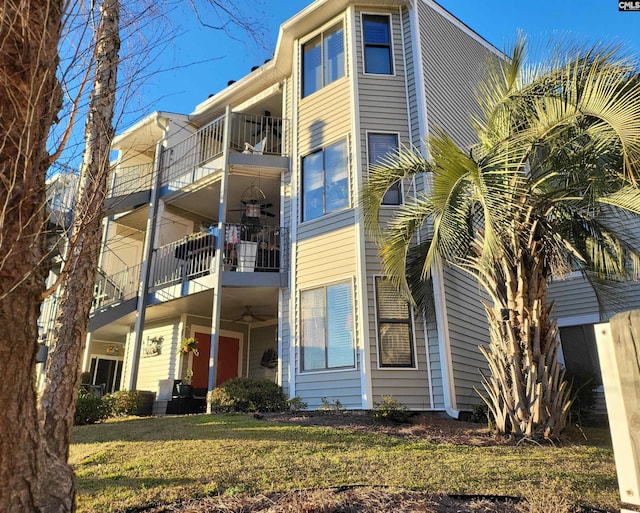 view of front facade with a front lawn