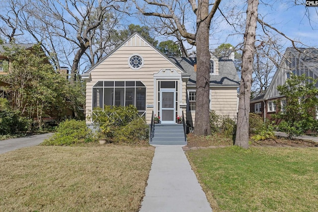 view of front of home with a front lawn