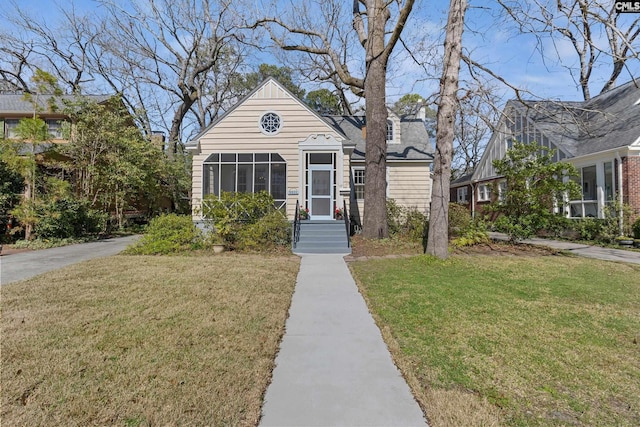 view of front of house featuring a front lawn