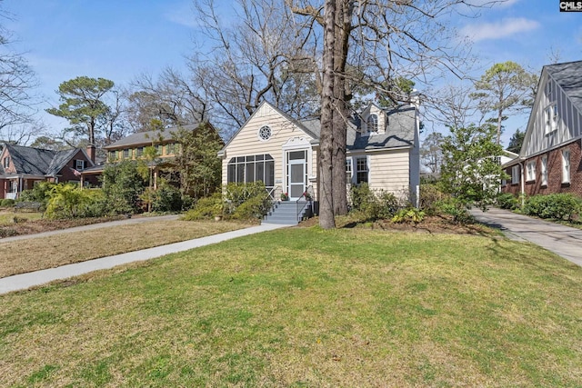 view of front facade with a front lawn