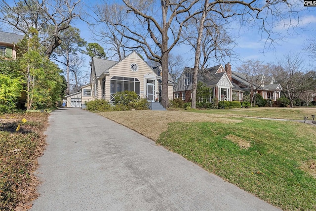 view of front facade featuring a front lawn and an outdoor structure