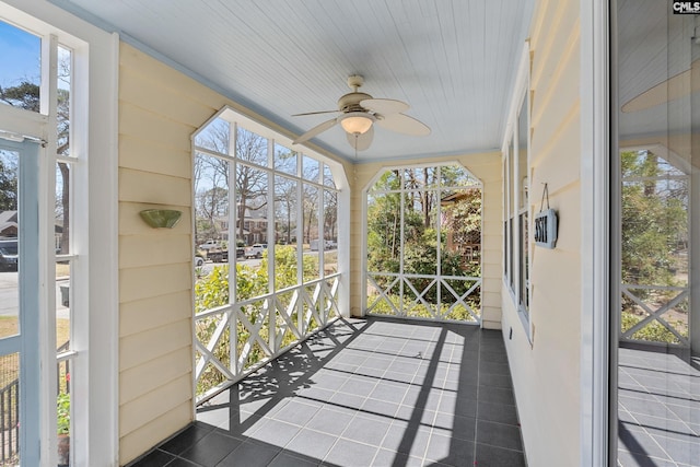 sunroom with ceiling fan