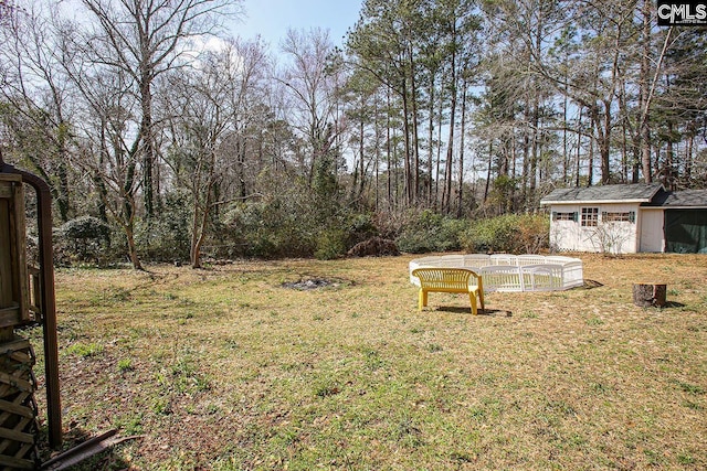 view of yard with an outdoor structure