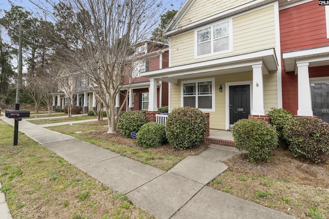 view of front facade featuring a porch and a front lawn