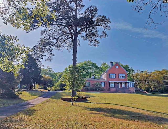 traditional-style house with a front yard