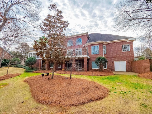 view of front of house featuring brick siding and a front lawn