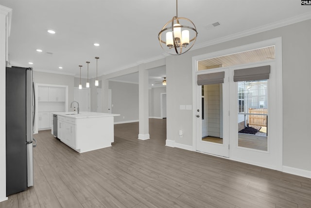 kitchen featuring wood finished floors, open floor plan, appliances with stainless steel finishes, and ceiling fan