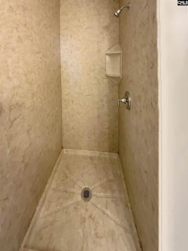 full bath featuring tiled shower