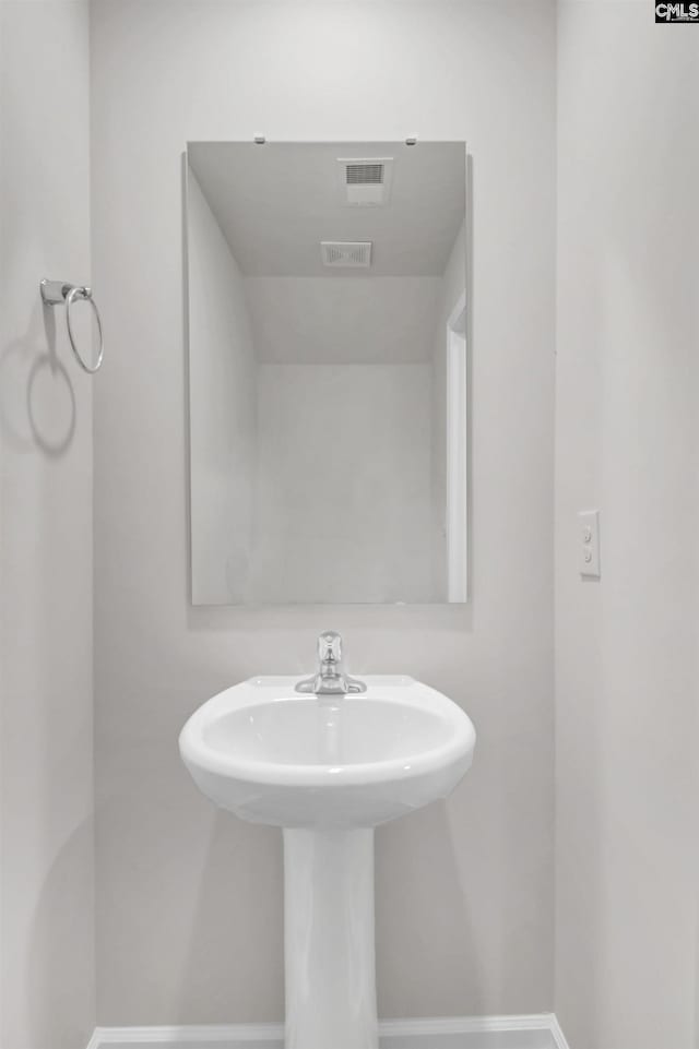 bathroom featuring visible vents and baseboards