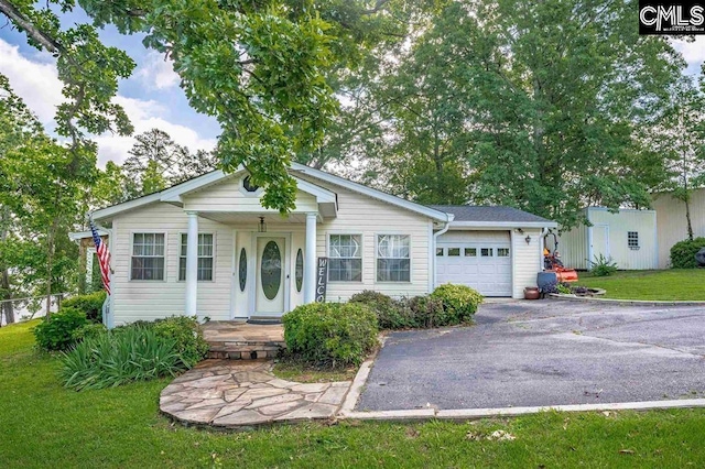 view of front of house featuring a garage, driveway, and a front yard