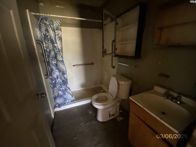 bathroom featuring vanity, a shower with shower curtain, and toilet