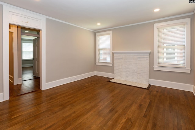 empty room featuring recessed lighting, baseboards, dark wood-style flooring, and crown molding