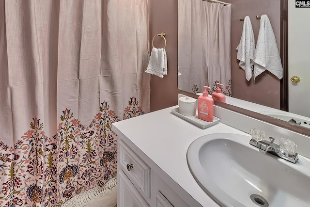 bathroom featuring a shower with shower curtain and vanity