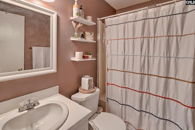 full bathroom featuring a shower with shower curtain, toilet, and vanity