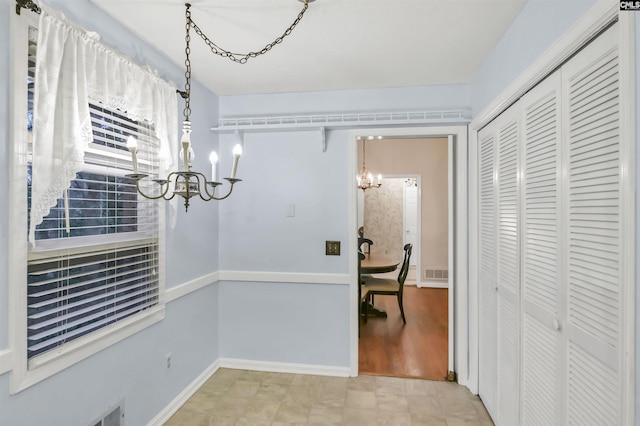 dining room featuring visible vents, baseboards, and an inviting chandelier